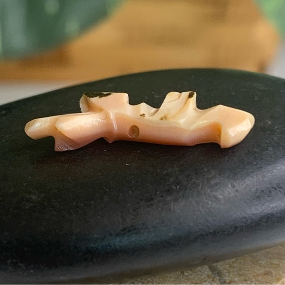 Vintage Native American Zuni Hand Carved Coyote Fetish Shell Animal Bead .9" - Picture 8 of 10